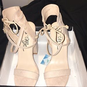 FASHION NOVA HEELS 7.5